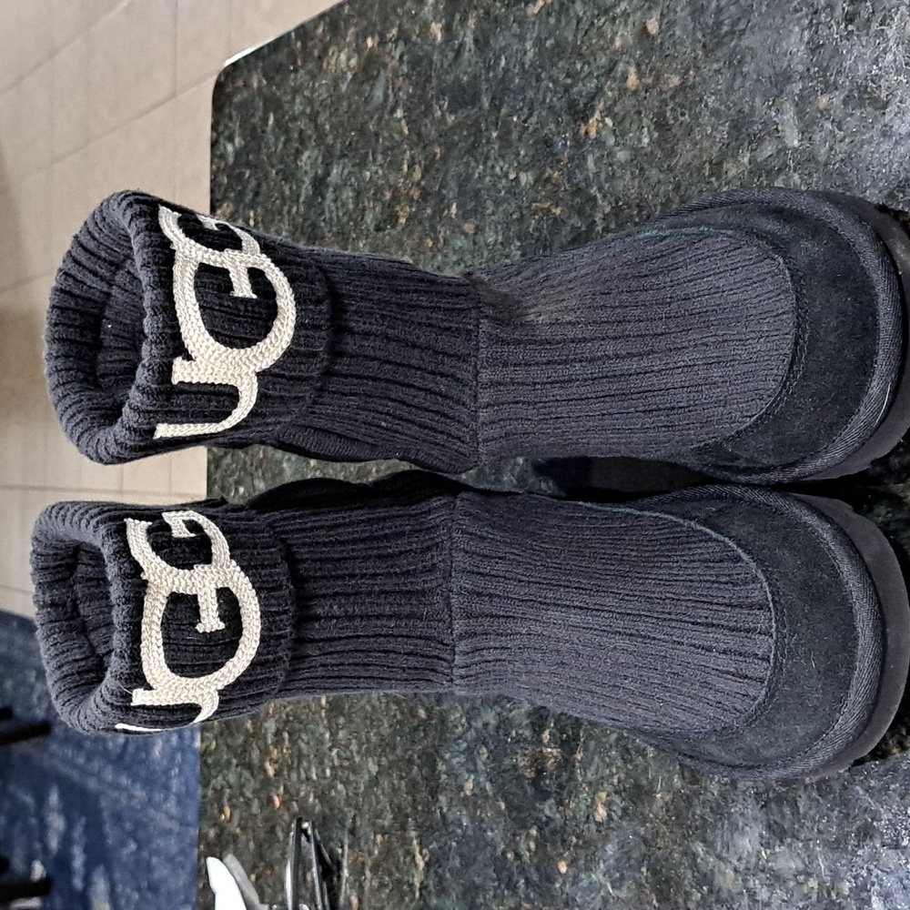 Uggs women's (mid calf boots) size 8